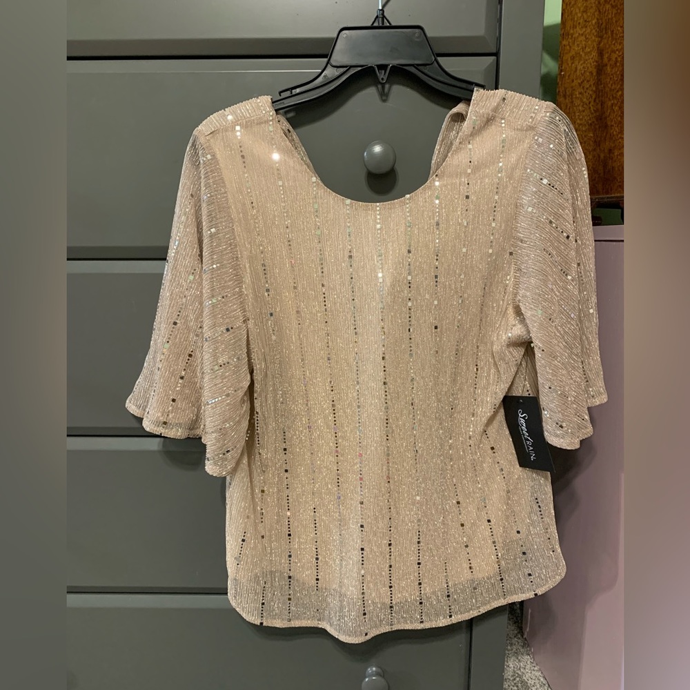 Gold with silver details Top